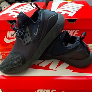 Women’s Nike Lunarcharge Essential